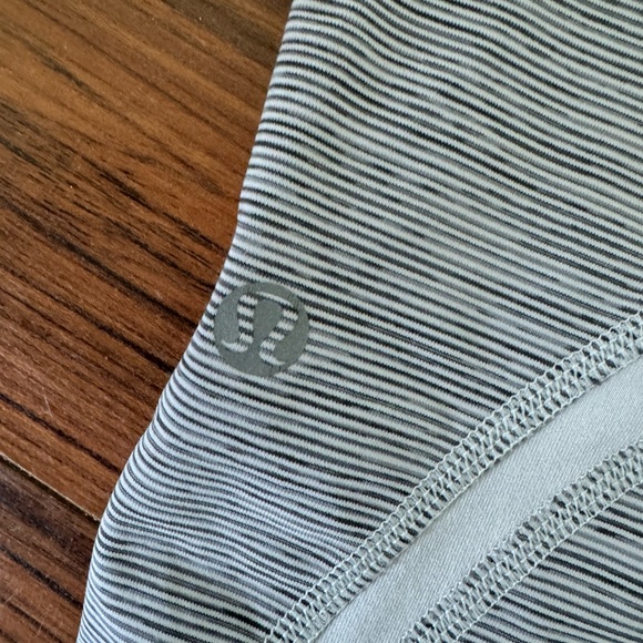 Really cute lululemon legging crops (capris) size 10 - Picture 2 of 5